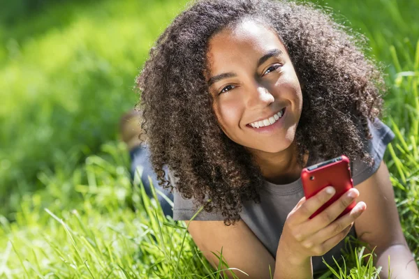 Mixta raza afroamericana chica adolescente en el teléfono celular —  Fotos de Stock