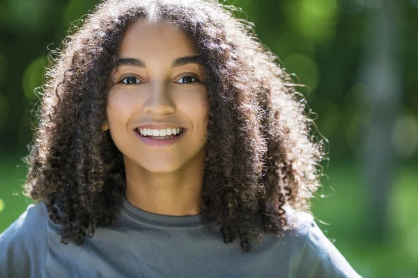 Belle mixte race afro-américain fille adolescent — Photo