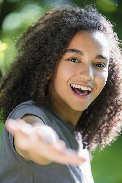 Bela raça mista afro-americana menina adolescente — Fotografia de Stock