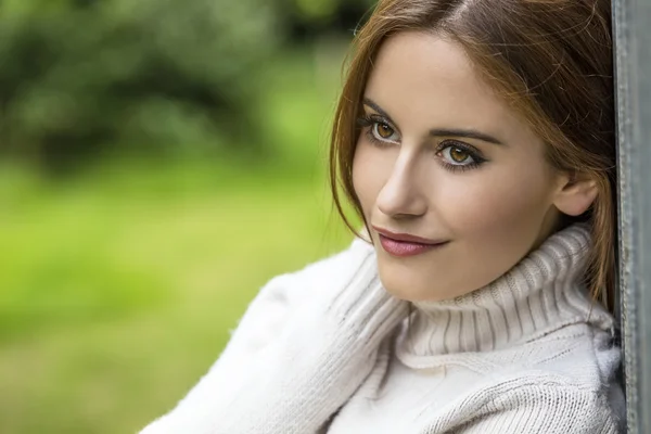 Réfléchie belle jeune femme avec des cheveux rouges — Photo