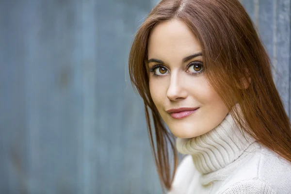 Schöne junge Frau mit roten Haaren — Stockfoto