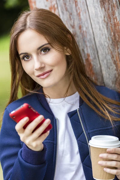 Belle jeune femme fille textos boire du café — Photo