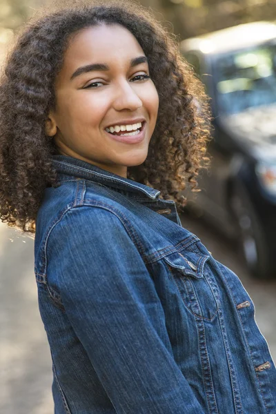 Gemengd ras African American Girl tiener met perfecte tanden — Stockfoto