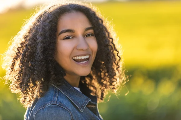 Misturado raça negra americana menina adolescente com dentes perfeitos — Fotografia de Stock