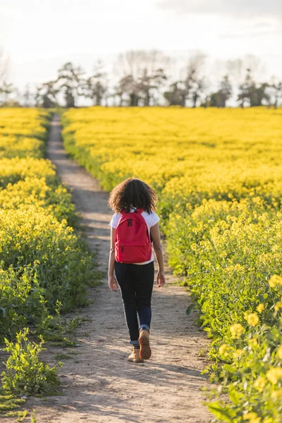 Mischling afrikanische amerikanische Mädchen Teenager Wandern — Stockfoto