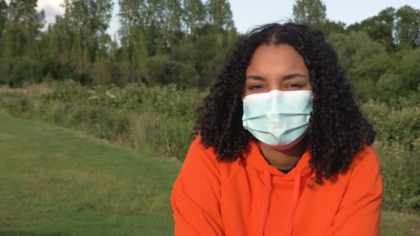 Mooi Gemengd Ras Afro Amerikaans Meisje Biracial Tiener Jonge Vrouw — Stockvideo