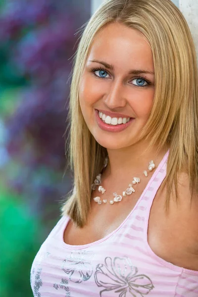 Retrato Bela Jovem Loira Com Olhos Azuis Dentes Brancos Retos — Fotografia de Stock