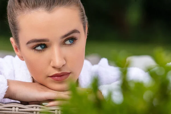 Mooi Meisje Jonge Vrouw Ontspannen Badjas Buiten Gezondheid Spa Groene — Stockfoto