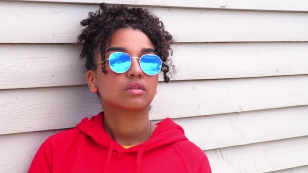 Bedachtzame Tiener Gemengd Ras Afro Amerikaans Meisje Jonge Vrouw Dragen — Stockvideo