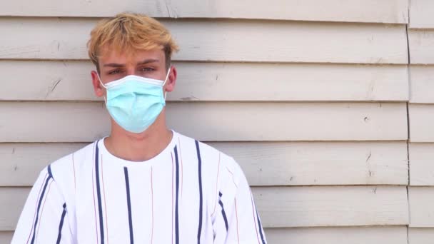 Nastolatek Chłopiec Młody Mężczyzna Masce Zewnątrz Podczas Pandemii Covid — Wideo stockowe