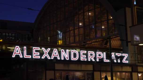 Train Arriving Alexanderplatz Train Station Berlin Németország Február 2018 Tilt — Stock videók