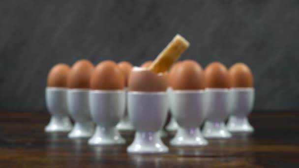 Rack Focus Shot Van Een Groep Gekookte Eieren Witte Eierdoppen — Stockvideo