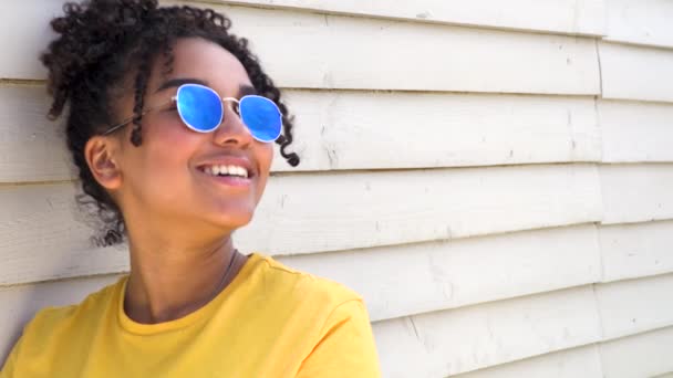 Feliz Risa Adolescente Mestiza Chica Afroamericana Joven Con Gafas Sol — Vídeos de Stock