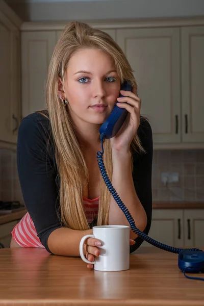 Молодая Женщина Подросток Разговаривает Стационарному Телефону Дома Кухне Пьет Кружку — стоковое фото