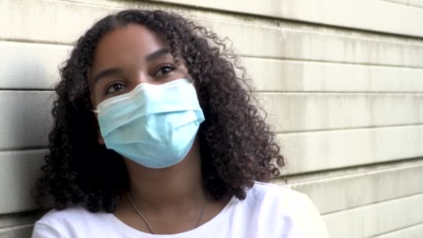 Όμορφη Μικτή Φυλή African American Κοπέλα Έφηβος Νεαρή Γυναίκα Φορώντας — Αρχείο Βίντεο