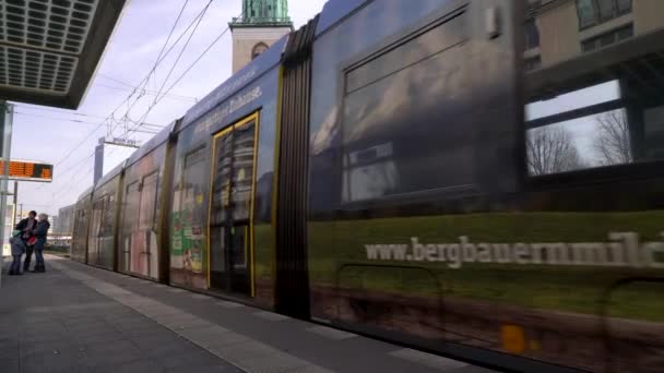 Tram Arriving Spandauer Strasse Marienkirche Station Berlijn Duitsland Februari 2019 — Stockvideo