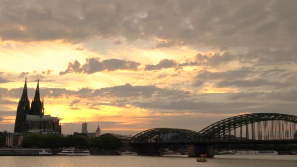 Aydınlatılmış Köln Katedrali Almanya Nın Ren Nehri Üzerindeki Hohenzollern Köprüsü — Stok video