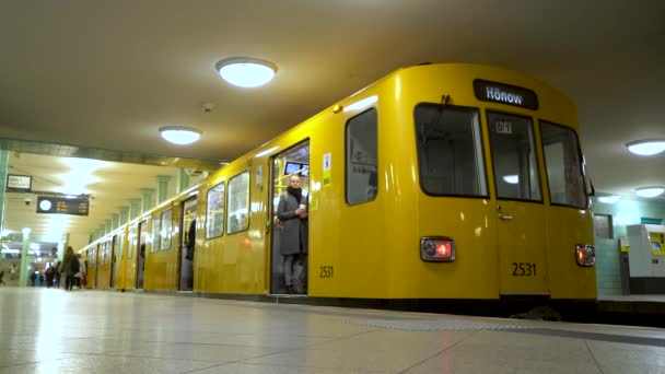 Formas Bahn Cruzando Alexanderplatz Underground Station Berlín Alemania Febrero 2019 — Vídeos de Stock