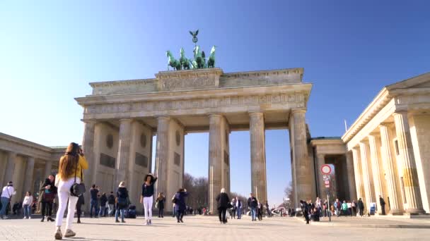 Brandenburg Gate Pariser Platz Berlijn Duitsland Februari 2019 Mensen Toeristen — Stockvideo