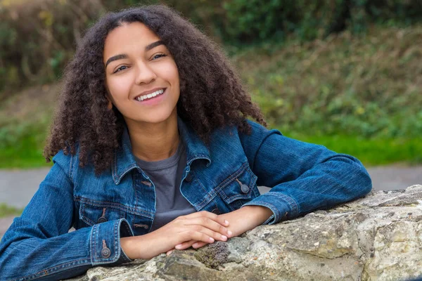 Зовнішній Портрет Прекрасної Щасливої Афро Американської Дівчинки Підлітка Яка Посміхається — стокове фото