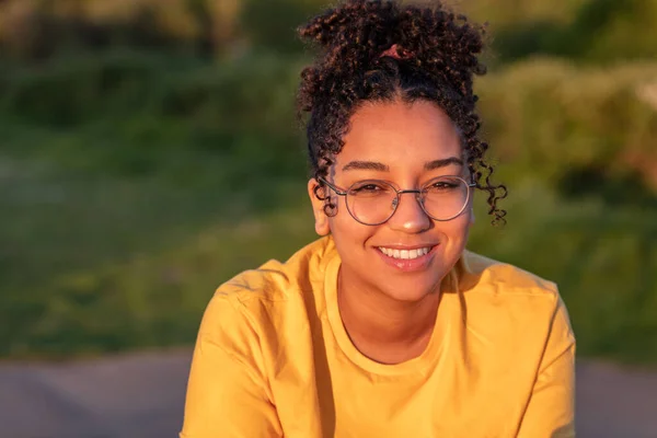 Hermosa Raza Mixta Biracial Adolescente Afroamericana Joven Mujer Sonriendo Con —  Fotos de Stock