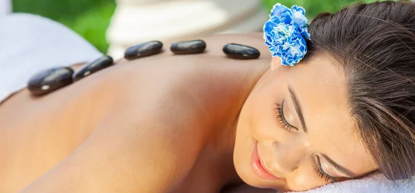 Mulher Bandeira Web Panorâmica Com Uma Flor Cabelo Relaxante Spa — Fotografia de Stock