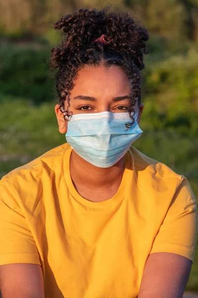 混合レースアフリカ系アメリカ人ティーンの女の子若いです女の子は コロナウイルスCovid 19パンデミックの間に顔マスクを身に着けています — ストック写真