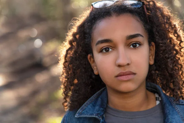 Außenporträt Der Schönen Glücklichen Gemischten Rasse Afroamerikanerin Teenager Weibliches Kind — Stockfoto