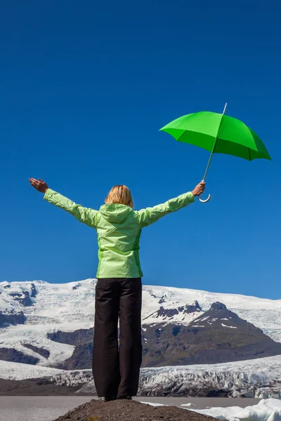 Vrouw Wandelaar Met Een Groene Paraplu Armen Opgeheven Uitkijkend Vatnajokull — Stockfoto