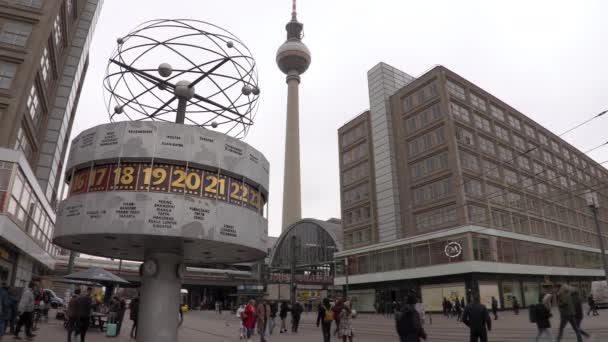 Wereldclock Tram Trains Mensen Televisie Tower Alexanderplatz Berlijn Duitsland Februari — Stockvideo