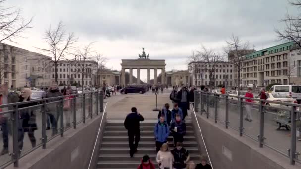 ブランデンブルク門をタイムラプス プラッツ ベルリン ドイツ2020年2月17日 昼のタイムラプス 観光客が訪れるブランデンブルク門 パーザー プラッツ ベルリン ドイツ — ストック動画