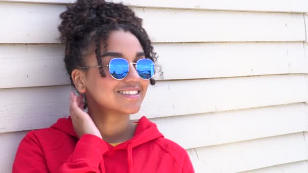 Adolescente Mestiza Chica Afroamericana Joven Con Capucha Roja Gafas Sol — Vídeo de stock