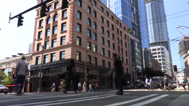 People Traffic Seattle Washington Usa Juli 2019 Mensen Voetgangersoversteek Fietsers — Stockvideo