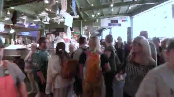 2019年7月30日米国ワシントン州シアトル パイクプレイス市場の内部を通過するハイパーラップ時間の経過 — ストック動画