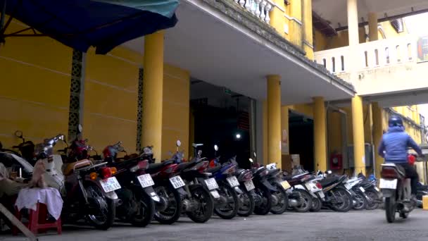 Lokalnych Ludzi Riding Parking Scooters Streetach Hoi Vietnam Kwietnia 2018 — Wideo stockowe