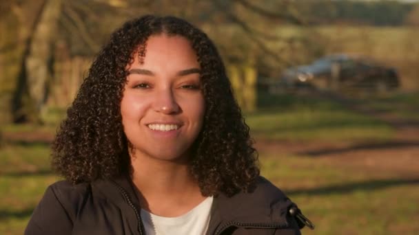 Bela Raça Mista Afro Americana Menina Birracial Adolescente Jovem Mulher — Vídeo de Stock