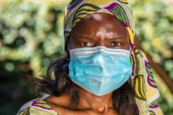 Mulher Meia Idade Africana Mulher África Vestindo Roupas Tradicionais Máscara — Fotografia de Stock