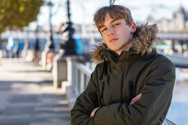 Dışarıda Güneşli Bir Şehirde Kapüşonlu Ceket Giyen Genç Bir Erkek — Stok fotoğraf
