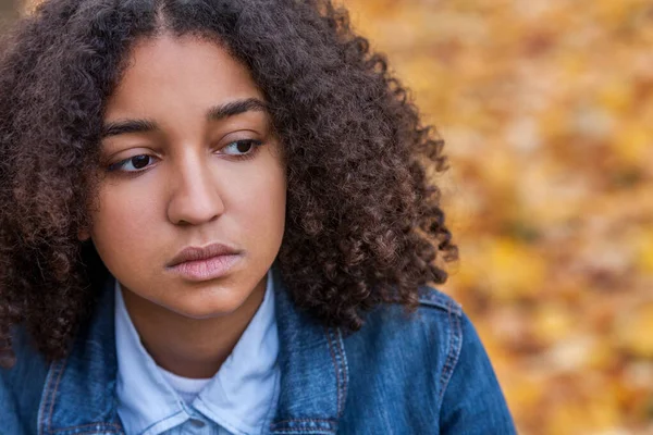 Piękna Mieszana Rasa Afroamerykanka Dziewczyna Nastolatka Młoda Kobieta Zewnątrz Patrząc — Zdjęcie stockowe