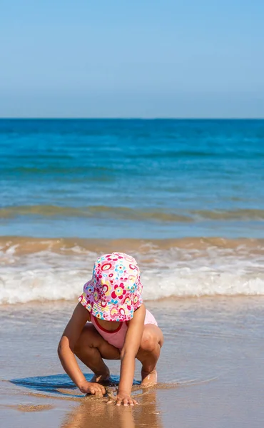 Schattig Klein Meisje Vrouwelijk Kind Zitten Spelen Een Strand Roze — Stockfoto