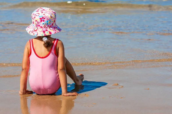 Achteraanzicht Van Schattig Meisje Vrouwelijk Kind Zitten Spelen Een Strand — Stockfoto