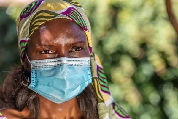 Afrykańska Kobieta Średnim Wieku Kobieta Afryce Ubrana Tradycyjne Ubrania Maskę — Zdjęcie stockowe