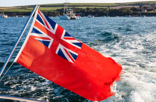 Brit Vörös Zászlós Flag Repül Szél Vagy Hátsó Egy Vitorlás — Stock Fotó