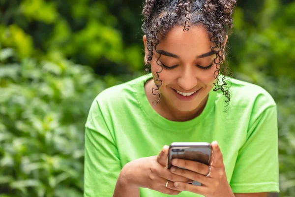 Зовнішній Портрет Красивої Щасливої Афроамериканської Дівчини Підлітка Яка Посміхається Допомогою — стокове фото