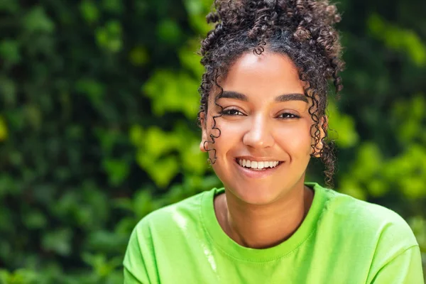 Зовнішній Портрет Прекрасної Щасливої Афроамериканської Дівчинки Підлітка Яка Посміхається Ідеальними — стокове фото