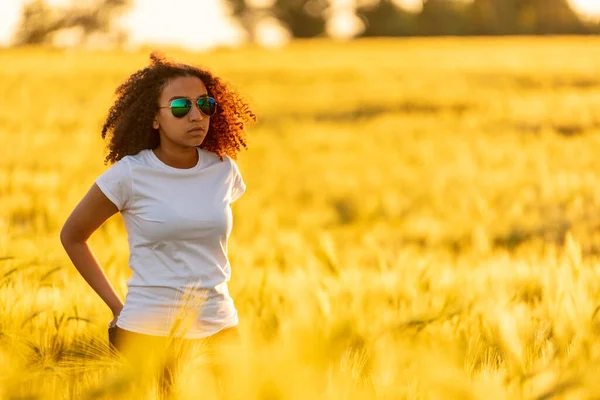 Belle Adolescente Afro Américaine Métisse Dans Champ Blé Portant Shirt — Photo