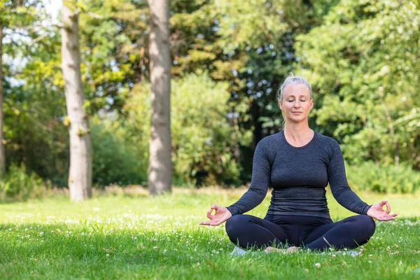 Femme Mûre Âge Moyen Forme Femme Bonne Santé Pratiquant Yoga — Photo