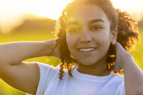 Hermosa Raza Mixta Biracial Adolescente Afroamericana Joven Mujer Sonriendo Fuera —  Fotos de Stock