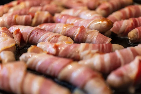Macro Primer Plano Salchichas Envueltas Tocino Cerdos Mantas Cocina —  Fotos de Stock