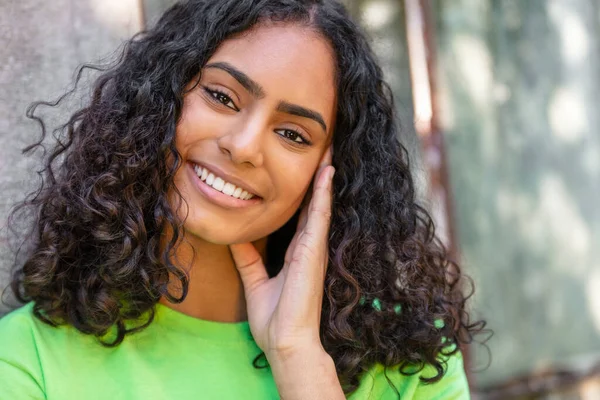 Portrait Extérieur Belle Race Mixte Heureuse Afro Américaine Adolescente Jeune — Photo